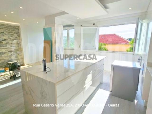 T2 Totalmente Remodelado no Centro de Queijas | 88 m² | Excelente Localização