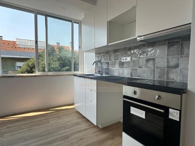 T2 Totalmente Remodelado na Damaia Pronto a Habitar