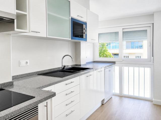 T2 totalmente remodelado, para viver ou investir Lumiar
