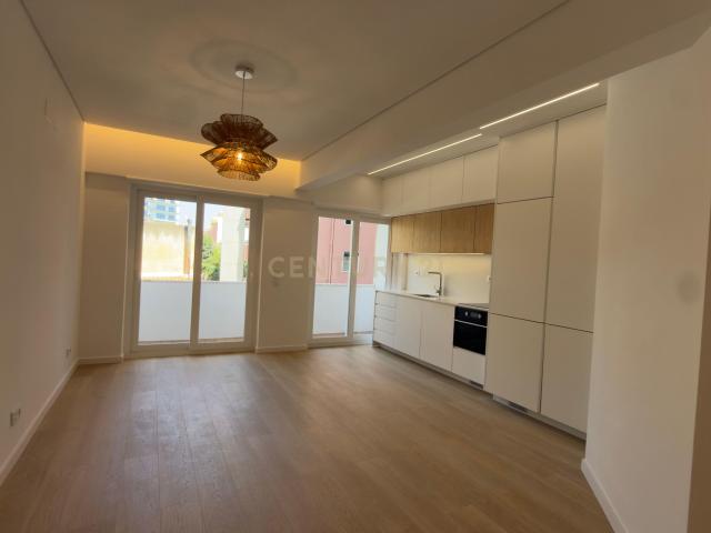 T2 Totalmente Remodelado | Rua da Senhora da Glória – Lisboa