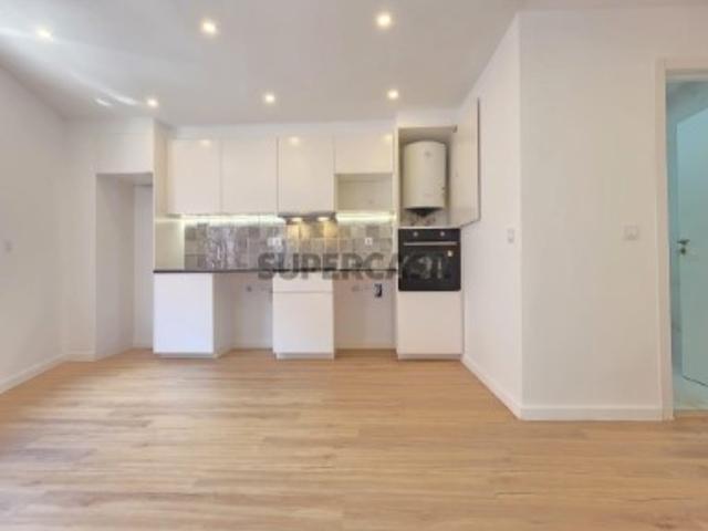 T2 Totalmente Renovado em Forte da Casa Pronto a Habitar
