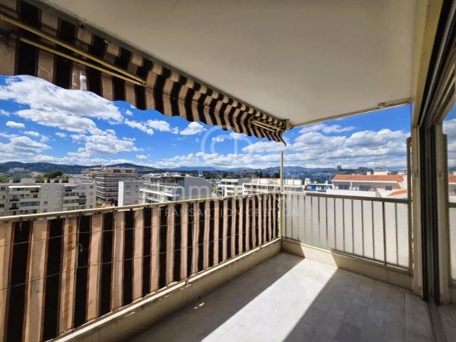 T2 TRAVERSANT DE 49M2 A 300M DES PLAGES +PARKING + CAVE