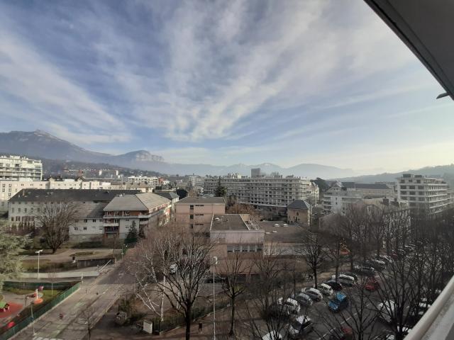T2 TRAVERSANT EN HYPER CENTRE DE CHAMBERY VUE EXCEPTIONELLE