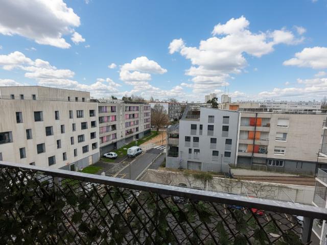 T2 VENDU LOUE avec terrasse et parking