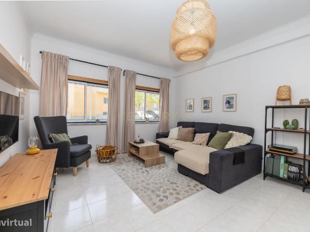 T2 Vila Nova de Caparica Casalinho da Rosa com 2 wcs e arrecadao