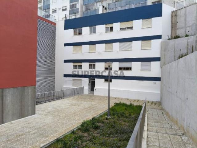 T2 Amplo a 400m da Praia Com Terraço e Possibilidade de T3