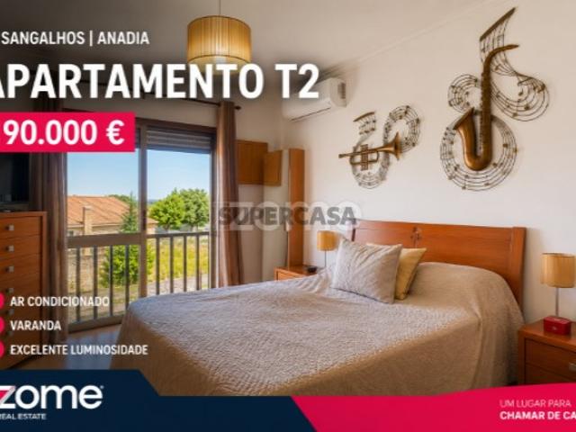 T2 Amplo com 102 m² de área útil e parqueamento fechado