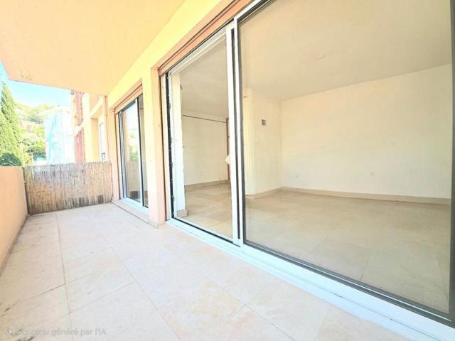 T2 AU C?UR DU LAVANDOU AVEC TERRASSE ? EMPLACEMENT RARE 172000 EUR