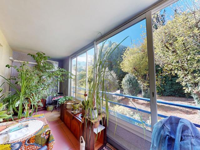 T2 avec grande terrasse Proche Arceaux