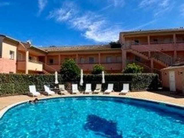 T2 avec terrasse et piscine en bord de mer