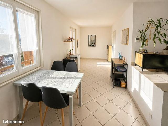 T2 avec terrasse plein sud, vue dégagée et place de stationnement – Lac de Morbier