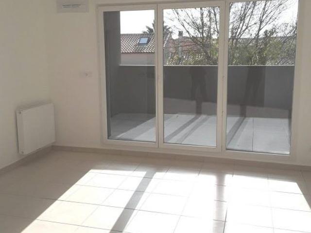 T2 AVEC TERRASSE + 2 PARKINGS