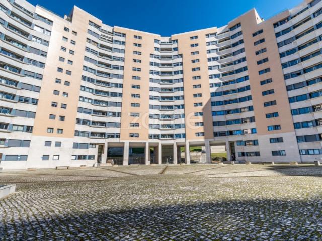 T2 c/ Piscina em Condomínio Fechado Jardins de Campolide