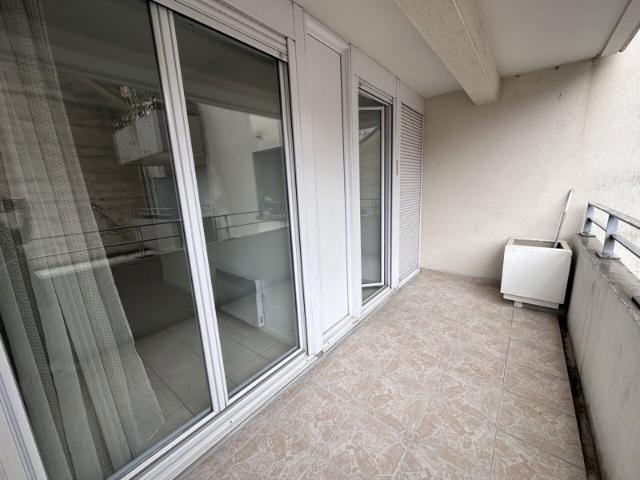 T2 calme grand balcon parking couvert metro compans