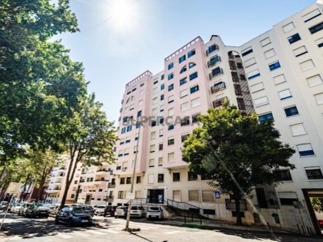 T2 com 107 m² em Massamá |Excelente Luminosidade e Uma Localização Onde Pode Fazer Tudo a Pé