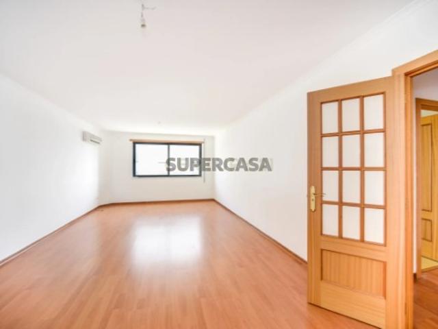 T2 com 108 m², Garagem e Elevador Avenida Pedro Nunes, Montijo