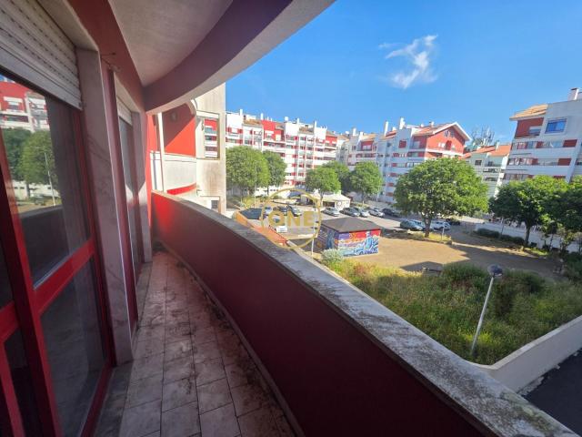 T2 com 100m2, uma varanda, Sala com Lareira e Parqueamento