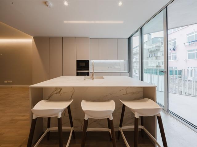 T2 com 2 Suites nas Avenidas Novas com Varanda e Estacioname. 120m² Avenidas Novas