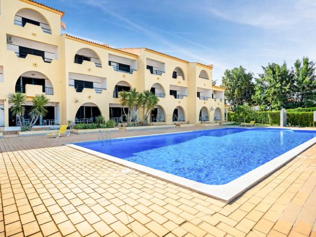 T2 com 95 m² em Albufeira, Condomínio com Piscina, Arrecadação e Estacionamento