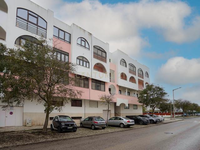 T2 com Garagem na Costa da Caparica – Conforto, Espaço e Excelente Localização