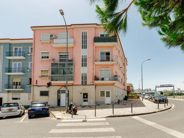 T2 com enorme potencial na Amadora – A apenas 7 minutos a pé da Estação de Santa Cruz Damaia