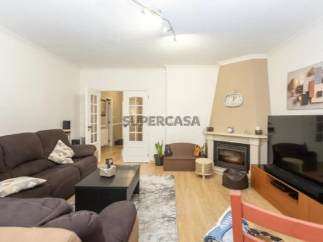 T2 com espaço extra aproveitado, Monte Abraão Queluz