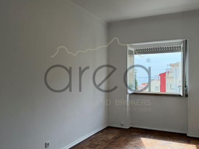 T2 com Excelentes Áreas, Varanda e Vista Deslumbrante para o Rio Tejo