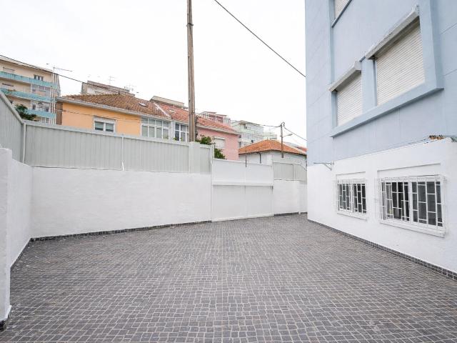T2 com logradouro e entrada independente no Laranjeiro Almada