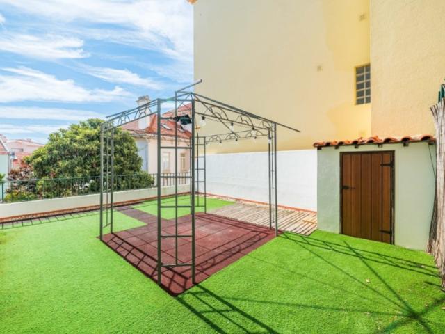 T2 com Logradouro e Parqueamento. Um Refúgio no Coração do Estoril
