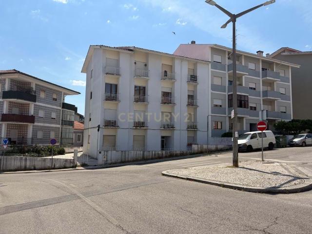 T2 com Sótão no Bairro Norton de Matos – Excelente Oportunidade para Habitação Própria ou Investimento