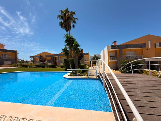 T2 COM SUITE + 2 GARAGENS EM JARDINS DE BIRRE, CASCAIS | Entrada Imediata 01/08!