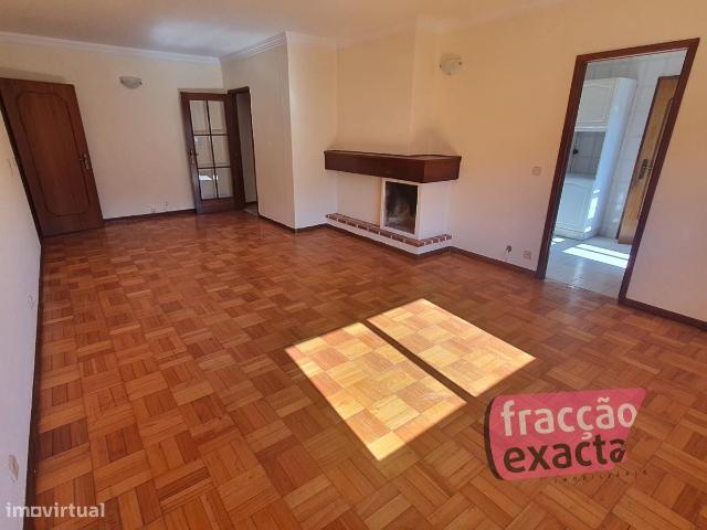 T2 com rendimento, junto Metro Bus, varanda, lareira, 2 banhos, L. Gar