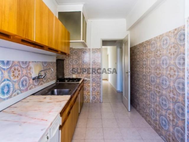 T2 com terraço e arrecadação em Sintra!
