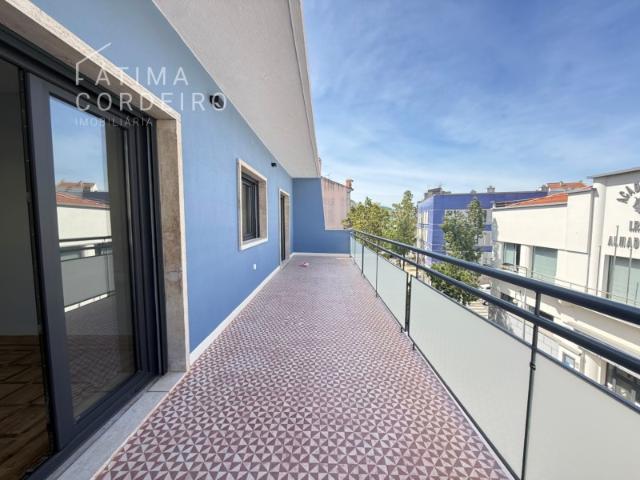 T2 com terraço em Almada para arrendamento