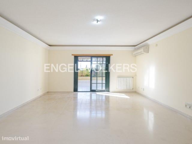 T2 com Terrao em Carcavelos Elegncia, Conforto e Localizao Pr.