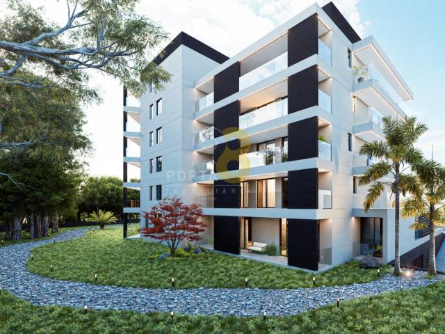 T2 com Varanda e Garagem Box Pedrouços