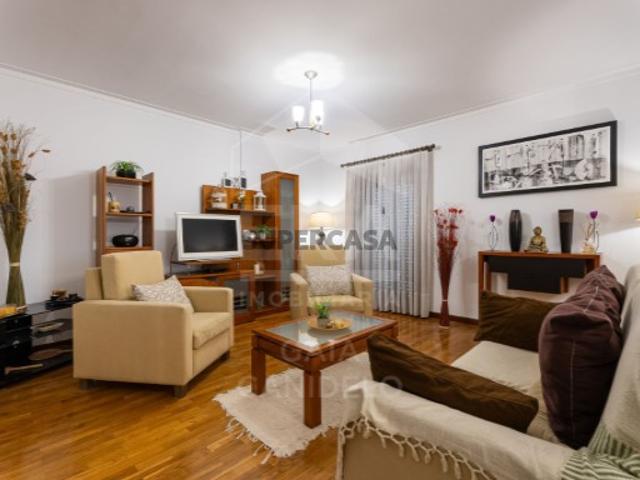 T2 com Varanda e Garagem nos Quatro Caminhos