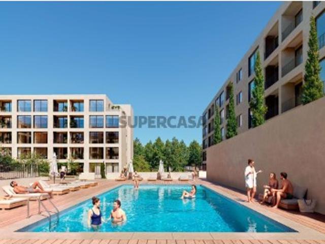 T2 com Varanda e Terraço em Condomínio com Piscina | A 200m do Metro