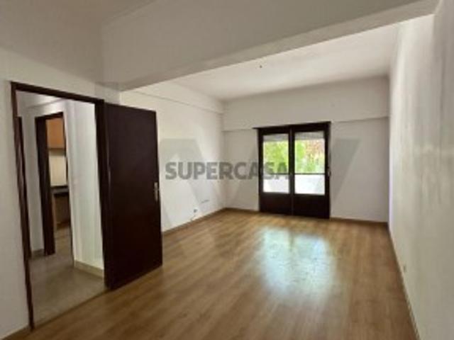 T2 com Varanda e Vista Rio Localização Premium na Póvoa de Santa Iria