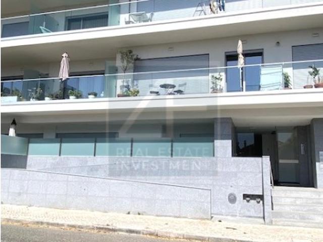 T2 com varandas e garagem em Carcavelos
