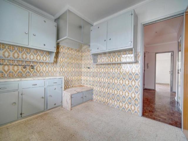T2 com varandas na Bobadela com excelente potencial de remodelação