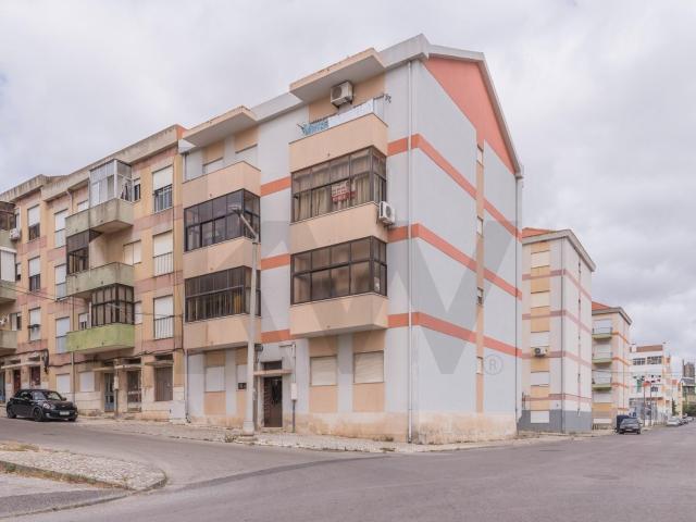 T2 com Vista Rio, Arrecadação e Possibilidade de Garagem Box para 2 Viaturas Lavradio