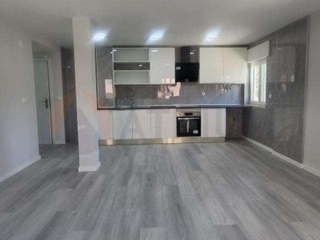 T2 Completamente remodelado em Corroios + Arrecadação
