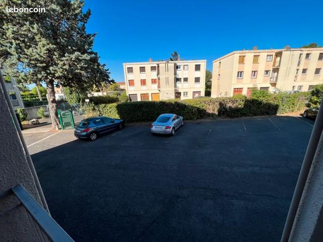 T2 climatisé DPE D 1er étage avec balcon, cave et parking