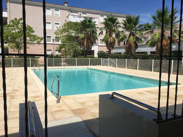 T2 de 40m2 avec grand balcon et 2 places de parking privatives dans une copropriété calme avec piscine