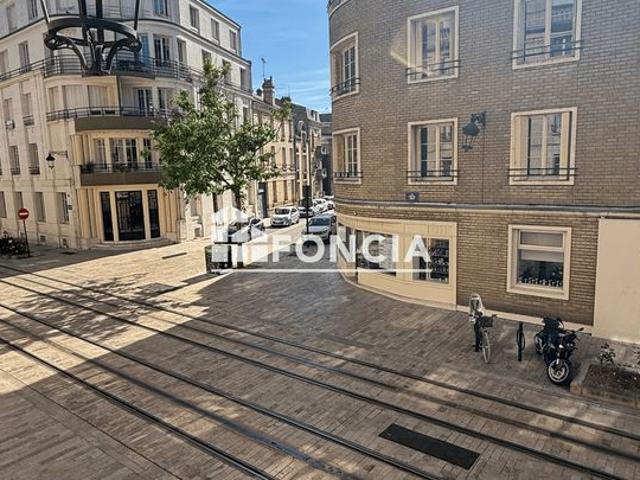 T2 de 50 m² proche mairie, à rafraîchir, fort potentiel dans une copropriété calme et bien située. Idéal 1er achat ou investissement