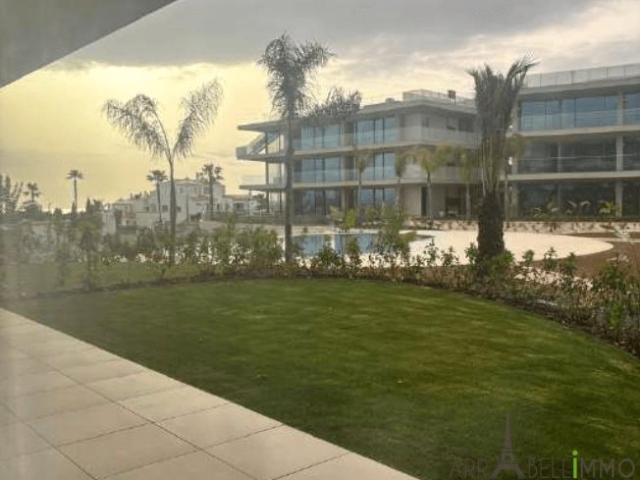 Carvoeiro – Apartamento mobiliado e equipado de 2 quartos, no nível do jardim, com terraço e jardim privativo, entre o mar e o golfe