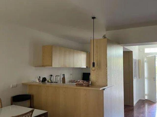 T2 Duplex Coz. equip. renovado 2 varandas lugar gar. à praia agudela. | 26084098625