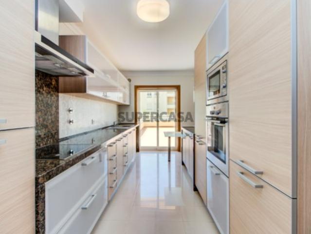 T2 Duplex com garagem e terraço em Algés