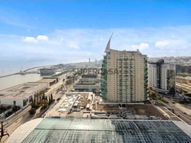 T2 Duplex com Vista Infinita na Torre de São Rafael em Lisboa